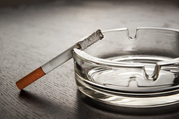 Cenicero y cigarrillos —  Fotos de Stock
