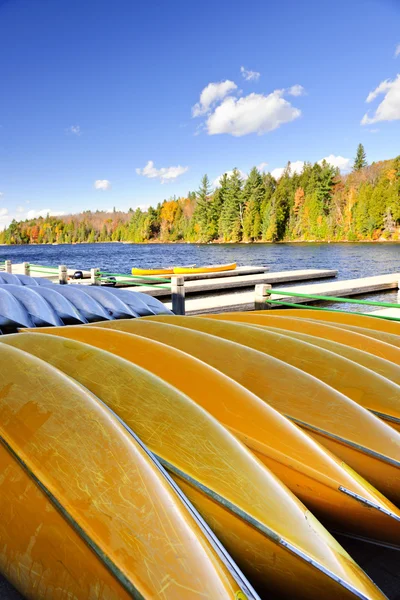 Aluguer de canoa no lago outono — Fotografia de Stock