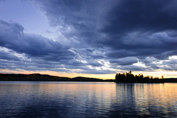 Dramatyczny zachód słońca nad jeziorem — Zdjęcie stockowe