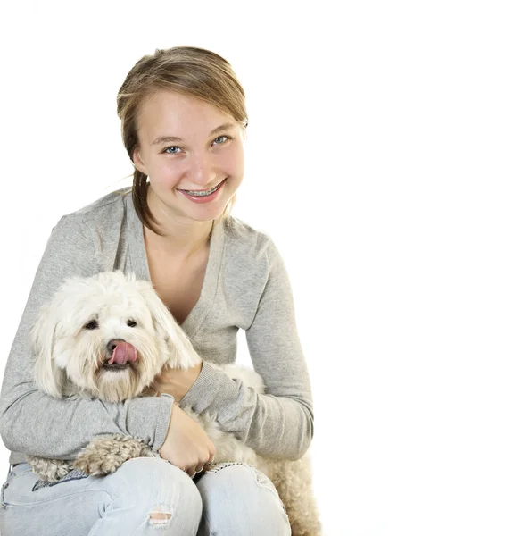 Έφηβος κορίτσι με το χαριτωμένο σκυλί — Φωτογραφία Αρχείου