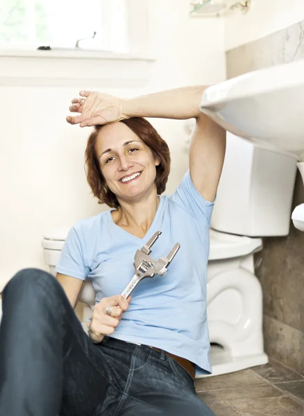 Mujer fijación de plomería — Foto de Stock