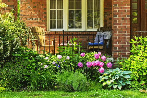 Jardín frente a la casa — Foto de Stock