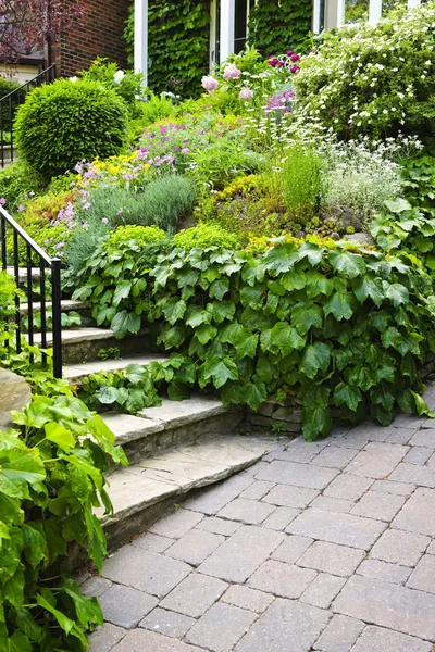 Escaliers de jardin en pierre naturelle — Photo