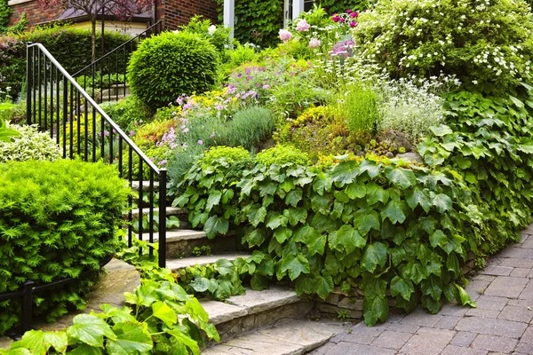 Escaliers de jardin en pierre naturelle — Photo