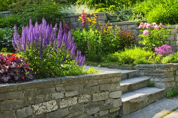 Jardin avec aménagement paysager en pierre — Photo