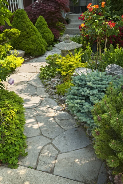 Trädgårdsgången med sten landskapsarkitektur — Stockfoto