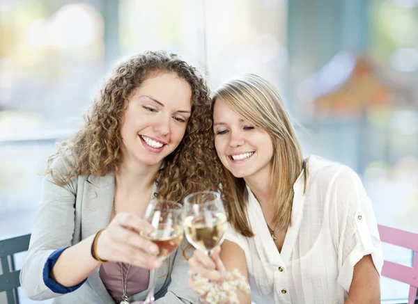 Frauen stoßen mit Weißwein an — Stockfoto