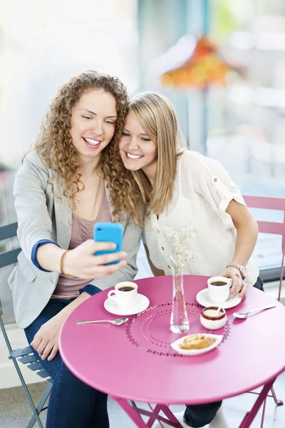 Woman showing phone to friend — Stock Photo, Image