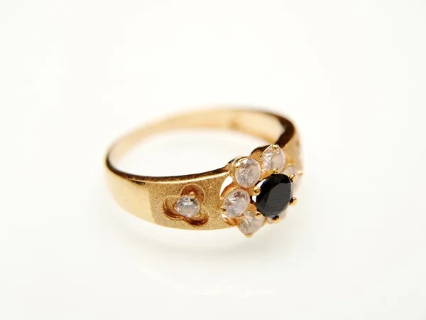 Žlutá zlatý prsten s černými drahokam — Stock fotografie