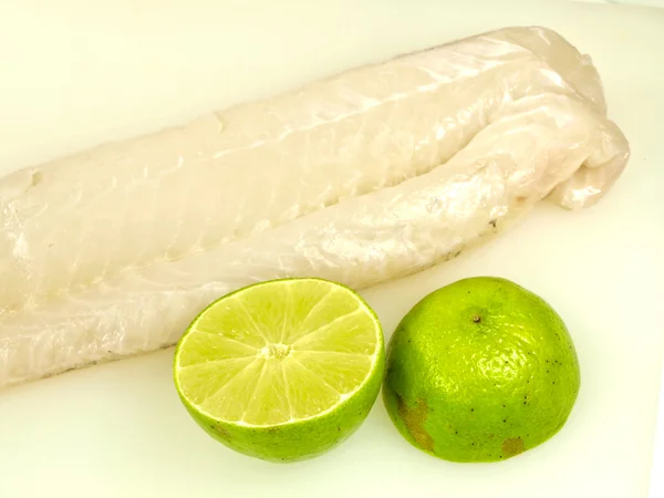 Roher Weißfisch, Limettenfrüchte — Stockfoto