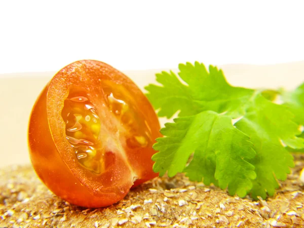 Tomato on cracker and parsley — Stock Photo, Image