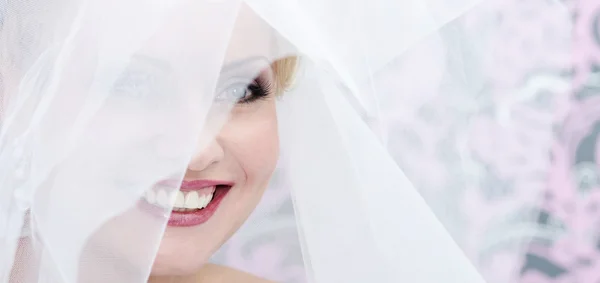 Лицо улыбающейся невесты — стоковое фото