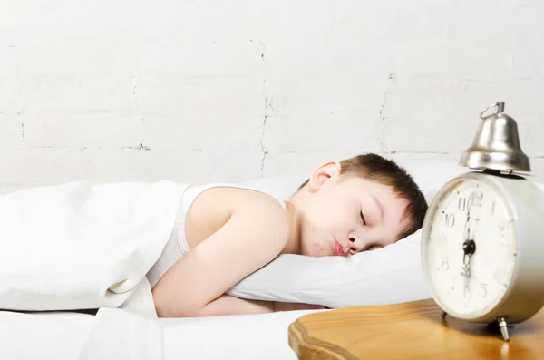Αγόρι που κοιμάται στο κρεβάτι — Φωτογραφία Αρχείου