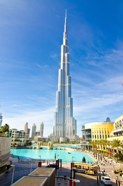 Dubai, Ηνωμένα Αραβικά Εμιράτα - 4 Ιανουαρίου: Μπουρτζ Χαλίφα, ψηλότερο πύργο του κόσμου, στο κέντρο της πόλης — Φωτογραφία Αρχείου