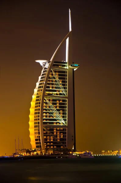 DUBAI - ЯНВАРЬ 4: Burj al Arab hotel, one of the few 7 stars hotel in the — стоковое фото