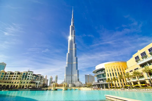 DUBAI, Emirados Árabes Unidos - JANEIRO 4: Burj Khalifa, a torre mais alta do mundo, Downtown Fotos De Bancos De Imagens Sem Royalties