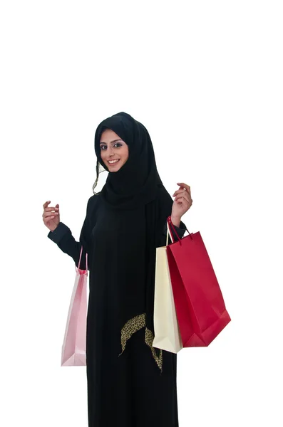 Belle arabe femme traditionnelle tenant des sacs à provisions — Photo