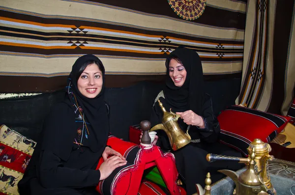 Arabiska kvinnor sitter i ett traditionellt tält — Stockfoto