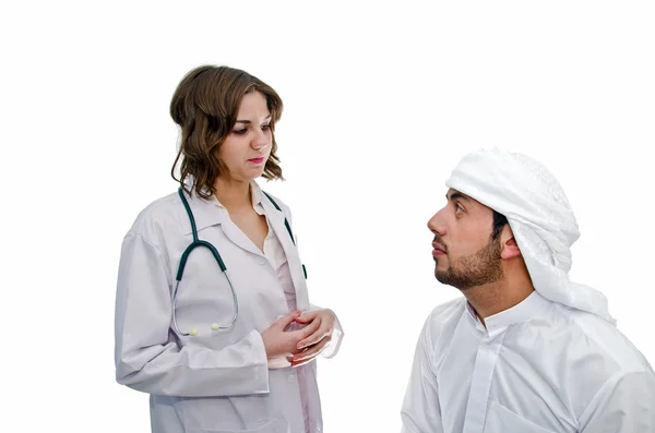 Арабский мужчина с женщиной-доктором — стоковое фото