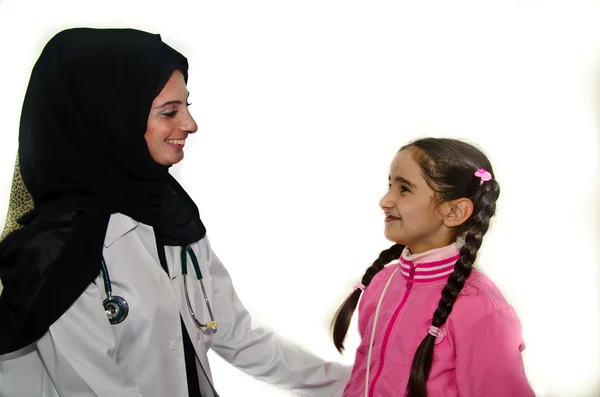 Арабский врач с ребенком-женщиной — стоковое фото