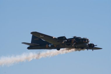 Boeing b-17 ile duman izi uçar