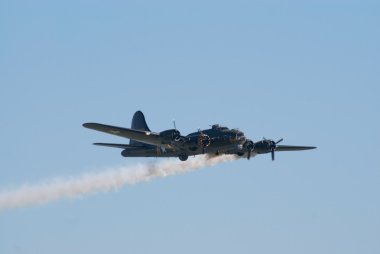 Boeing b-17 ile duman izi uçar