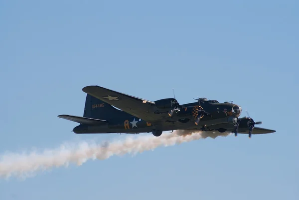 Boeing b-17 leci z smuga dymu — Zdjęcie stockowe