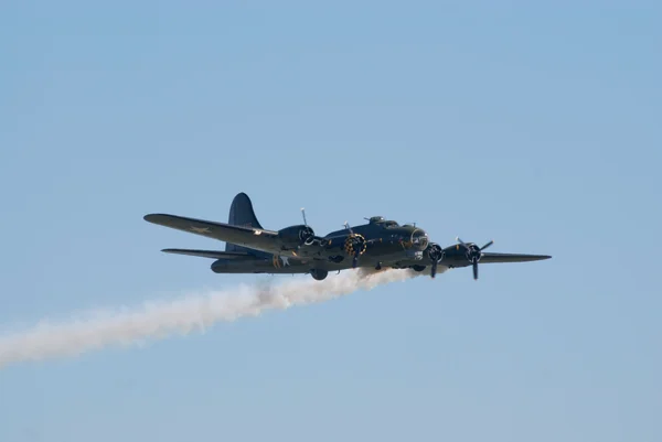 Boeing b-17 flugor med rök spår — Stockfoto