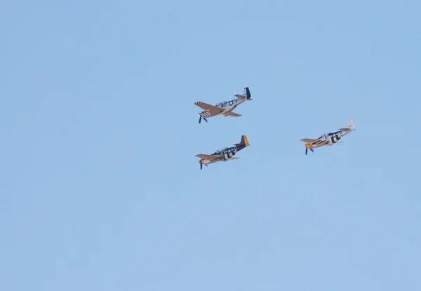 P-51 mustang letadla létají ve formaci — Stock fotografie