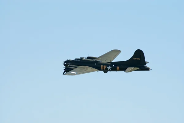 在飞行的波音 b-17 — 图库照片