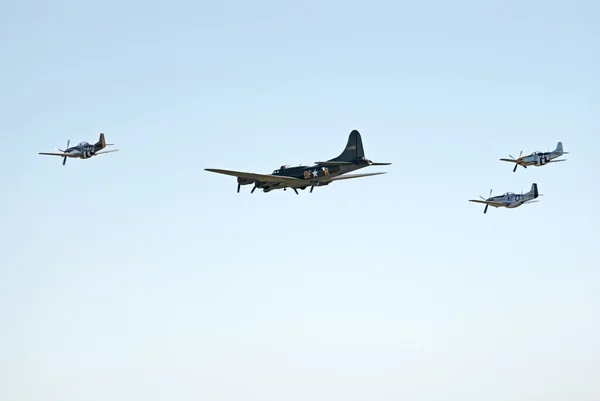 Aviones de la Segunda Guerra Mundial vuelan en formación —  Fotos de Stock