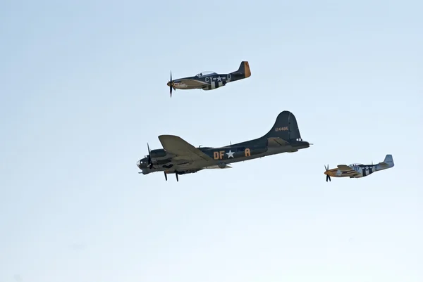 II wojny światowej samoloty lecą w formacji — Zdjęcie stockowe