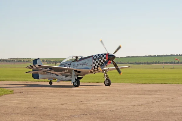 P-51 Mustang taxis for takeoff — Stock Photo, Image