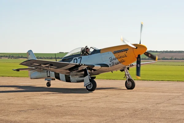 P-51 Mustang taxis for takeoff — Stock Photo, Image