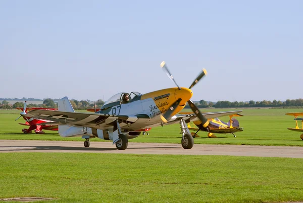 P-51 Mustang taxis for takeoff — Stock Photo, Image