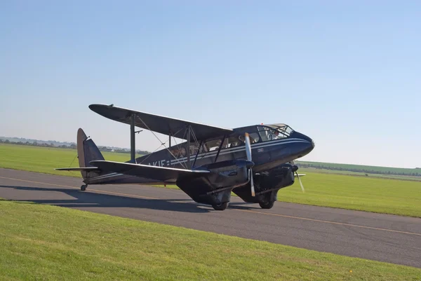 Такси De Havilland Dragon Rapide для взлета — стоковое фото