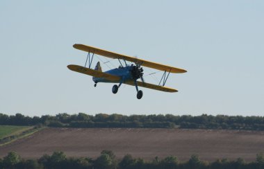 Boeing stearman alçaktan uçuyor