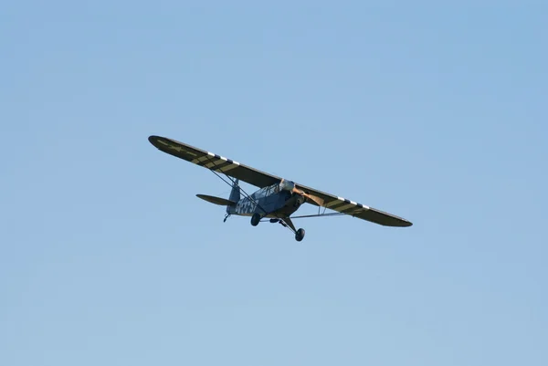 Piper Super Cub в полете — стоковое фото