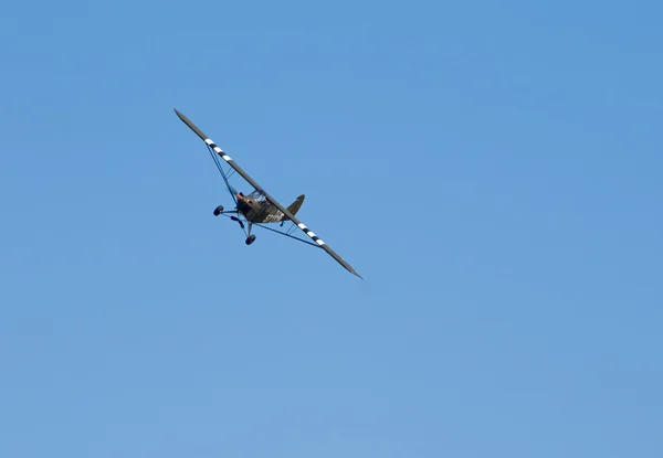 Süper Piper cub uçuş — Stok fotoğraf