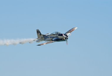t-28 çöl tilkisi ile duman izi uçar