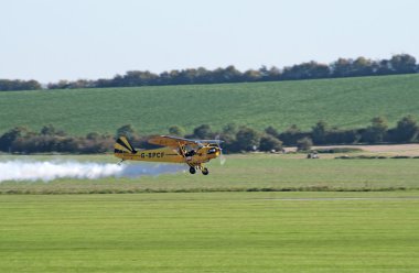 Piper cub uçak dumanlı