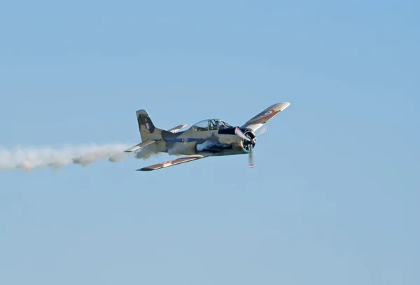 Т-28 Феннек летает со следами дыма — стоковое фото