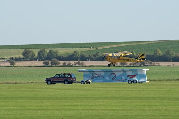 Piper Cub lands on the moving trailer — Stock Photo, Image