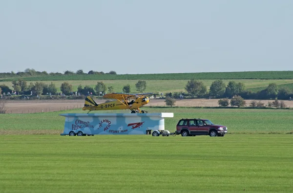 Piper Cub aterriza en el remolque en movimiento —  Fotos de Stock