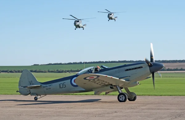 Supermarine Seafire con due elicotteri Westland Lynx — Foto Stock