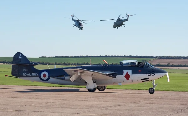 Hawker Sea Hawk och två Westland lodjur helikoptrar — Stockfoto