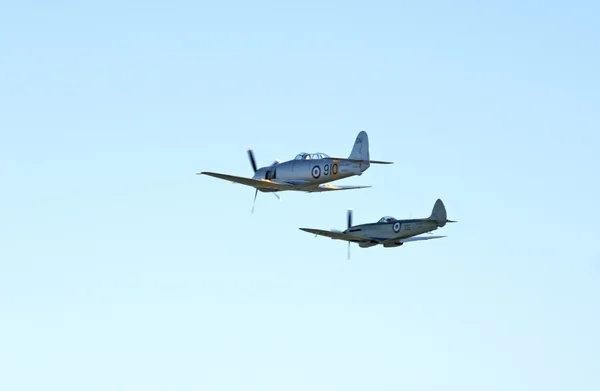 Dois velhos aviões da marinha britânica voam em formação — Fotografia de Stock