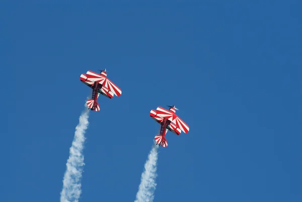Pitts S2-S biplanes demonstrate aerobatics — Stock fotografie