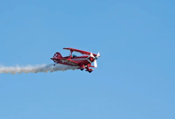 Pitts S-2S with smoke trail — Stock Photo, Image