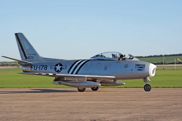 Такси F-86A Sabre для взлета — стоковое фото